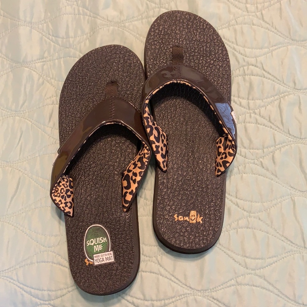 SANUK brand new never been worn flip flops. Size 9